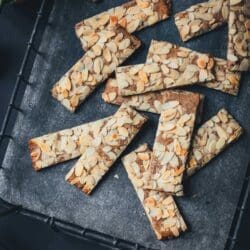 Spekulatius vom Blech | Zarte Vanillekipferl wie früher – hell, mürbe und voller Vanilleduft. Unser Familienrezept bringt euch genau den Geschmack zurück, der Weihnachten für viele so besonders macht. Perfekt für eure Weihnachtsbäckerei und garantiert ein Plätzchenklassiker, der immer gelingt.