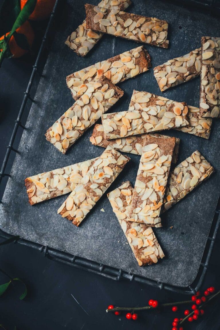 Spekulatius vom Blech | Zarte Vanillekipferl wie früher – hell, mürbe und voller Vanilleduft. Unser Familienrezept bringt euch genau den Geschmack zurück, der Weihnachten für viele so besonders macht. Perfekt für eure Weihnachtsbäckerei und garantiert ein Plätzchenklassiker, der immer gelingt.