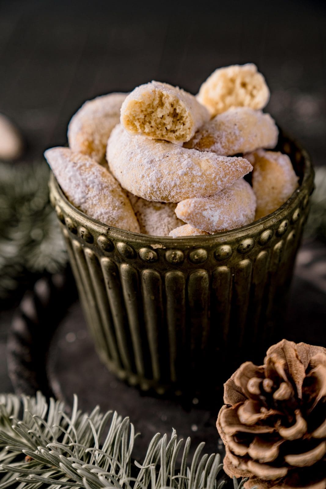 Weihnachtsgebäck Vanillekipferl auf Tannenzweigen dekoriert