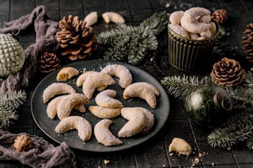 Vanillekipferl 06 | Zarte Vanillekipferl wie früher – hell, mürbe und voller Vanilleduft. Unser Familienrezept bringt euch genau den Geschmack zurück, der Weihnachten für viele so besonders macht. Perfekt für eure Weihnachtsbäckerei und garantiert ein Plätzchenklassiker, der immer gelingt.