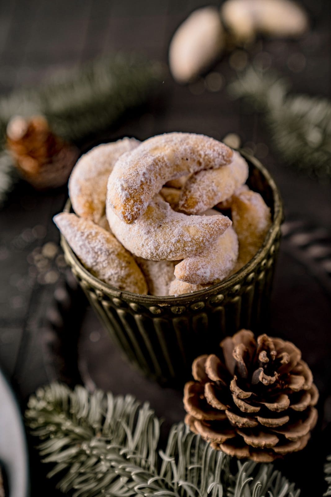 Vanillekipferl-Teigrollen und geformte Kipferl vor dem Backen