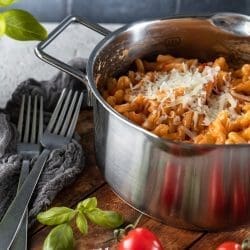 VodkaPasta TEFAL 15 | Es gibt kaum etwas, das so zuverlässig glücklich macht wie ein Teller Pasta – oder ein cremiges Risotto. Kein Wunder, dass diese Gerichte bei uns ständig auf dem Tisch stehen.