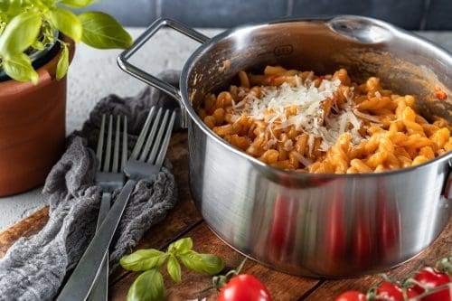 VodkaPasta TEFAL 15 | Egal, ob Ihr ein schnelles und einfaches Wochenendgericht sucht oder etwas Besonderes, mit dem Ihr Eure Gäste beeindrucken könnt, diese pikante Vodka-Pasta ist garantiert ein Volltreffer! Die Soße ist köstlich und hat genau die richtige Schärfe, während die Pasta perfekt al dente gekocht wird. Außerdem ist sie in nur 30 Minuten zubereitet - perfekt für Abende, an denen Ihr wenig Zeit habt. Zur Abwechslung haben wir uns auch mal bekochen lassen und David unser Rezept in die Hand gedrückt ... Feuerprobe mit Sternchen bestanden, würden wir sagen!