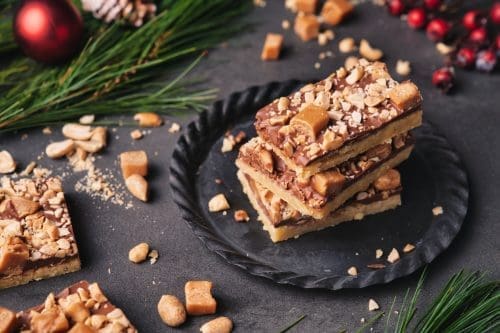 Rezept für Erdnuss-Schokoschnitten mit Karamell. Neues Rezept aus der Weihnachtsbäckerei. Als Schnitte gebacken und als Plätzchen verputzt.