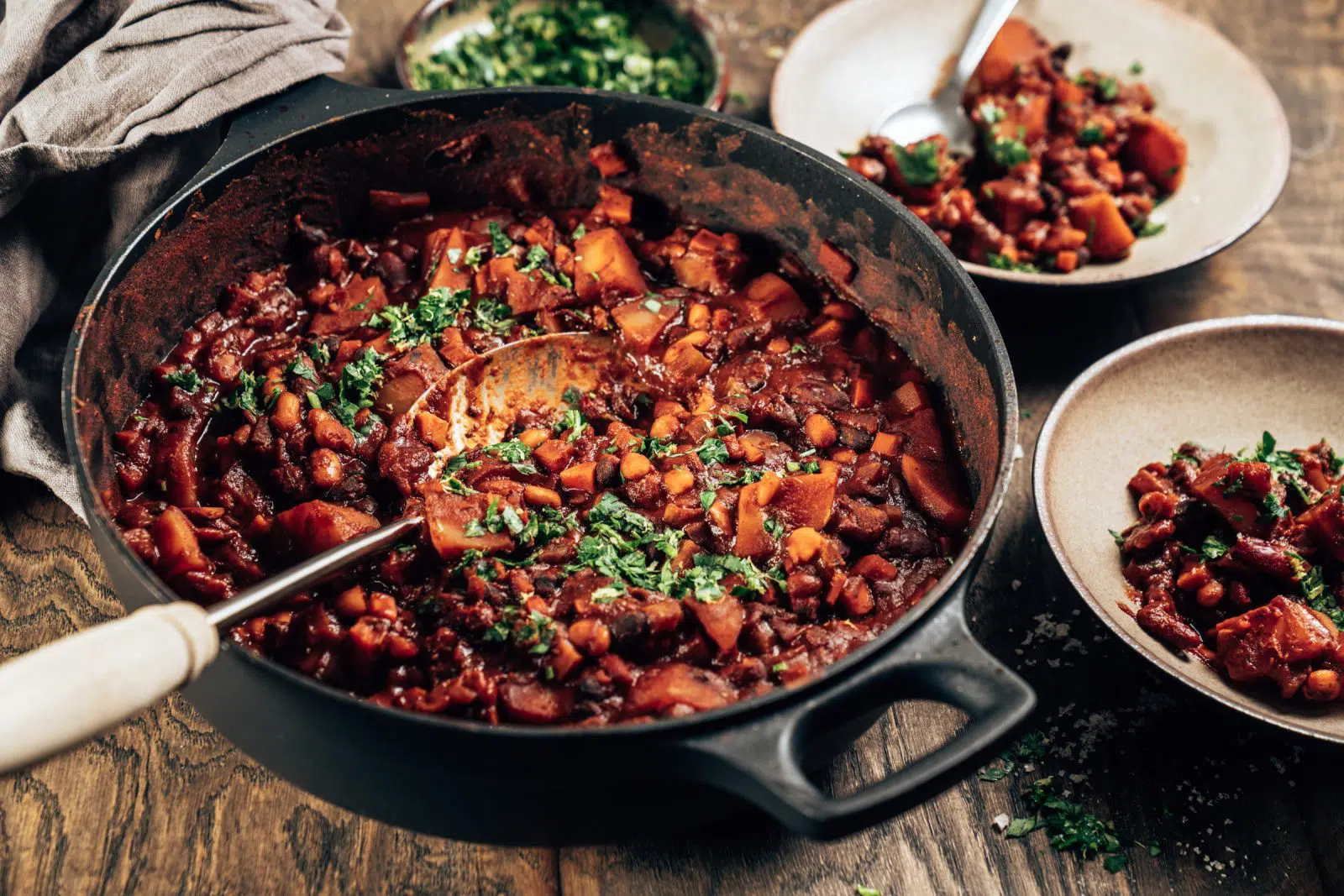 Rezept für Kartoffel-Bohnenragout zum Veganuary. Soulfood für die kalten Tage. Ein veganes Schmorgericht, perfekt auch vorgekocht als Mealprep.
