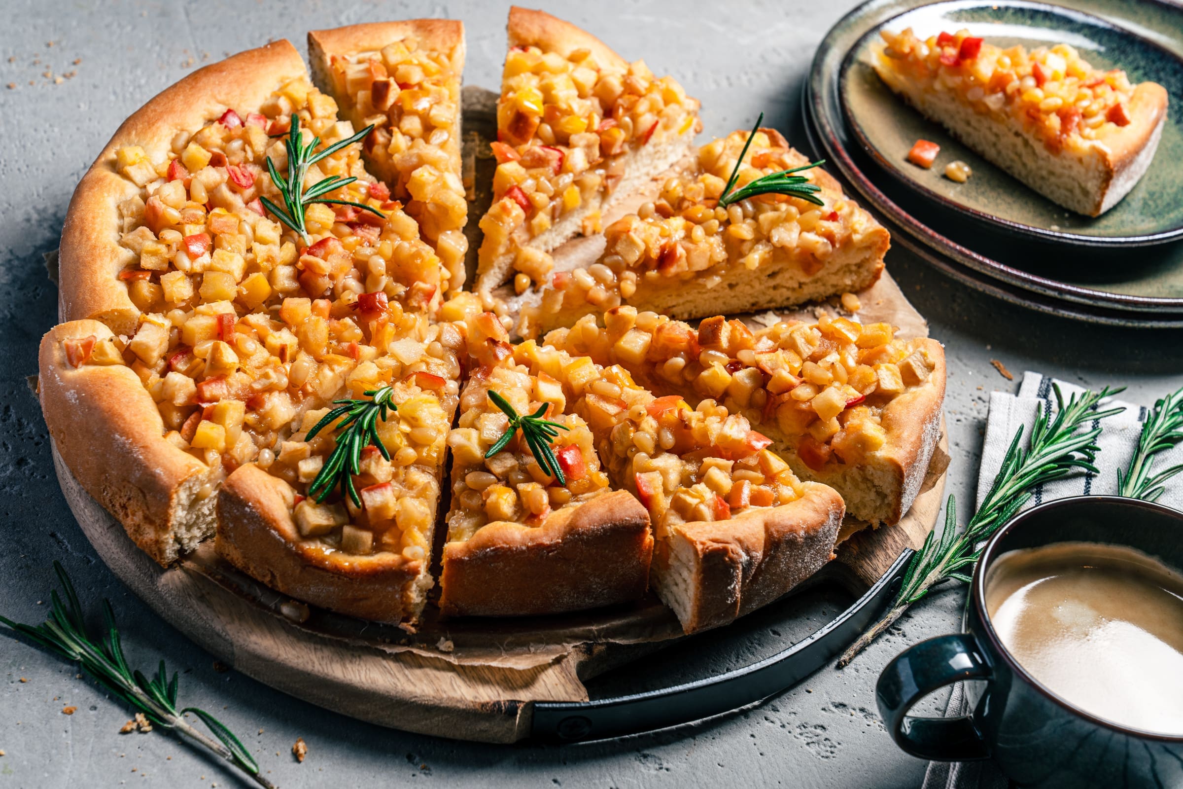 Mediterraner Apfelkuchen mit Rosmarin und Pinienkernen 2 Mediterraner Apfelkuchen mit Rosmarin und Pinienkernen. Unser Rezept mit Quark-Ölteig wird mit bestem Olivenöl zubereitet.