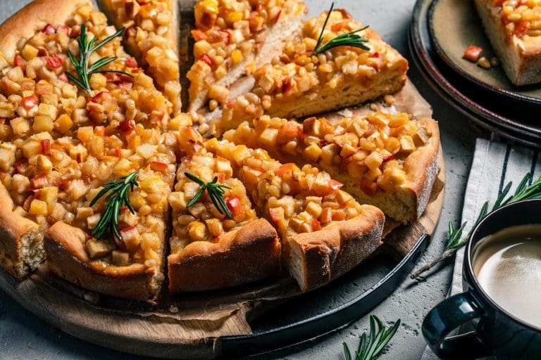Mediterraner Apfelkuchen mit Rosmarin und Pinienkernen. Unser Rezept mit Quark-Ölteig wird mit bestem Olivenöl zubereitet.