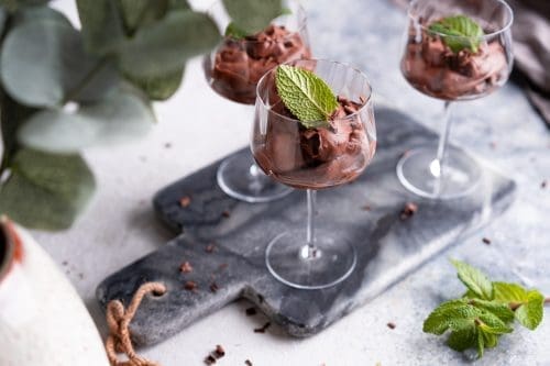 Kokos-Schokocreme mit Minze | Der perfekte Abschluss für Euer Valentinstagsdinner! 2 Diese Kokos-Schokocreme als Dessert im Glas braucht nur 6 Zutaten und ist in 15 Minunten fix und fertig! Das müsst ihr einfach ausprobieren.