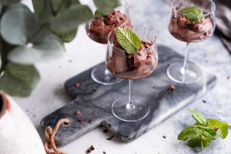 Diese Kokos-Schokocreme als Dessert im Glas braucht nur 6 Zutaten und ist in 15 Minunten fix und fertig! Das müsst ihr einfach ausprobieren.
