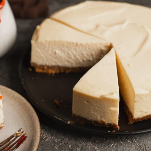 Cremiger New York Cheesecake mit Keksboden – das perfekte Original! 3 Rezept für den perfekten New York Cheesecake nach Martha Stewart. Mit einer leckeren Fruchtsauce als Topping.