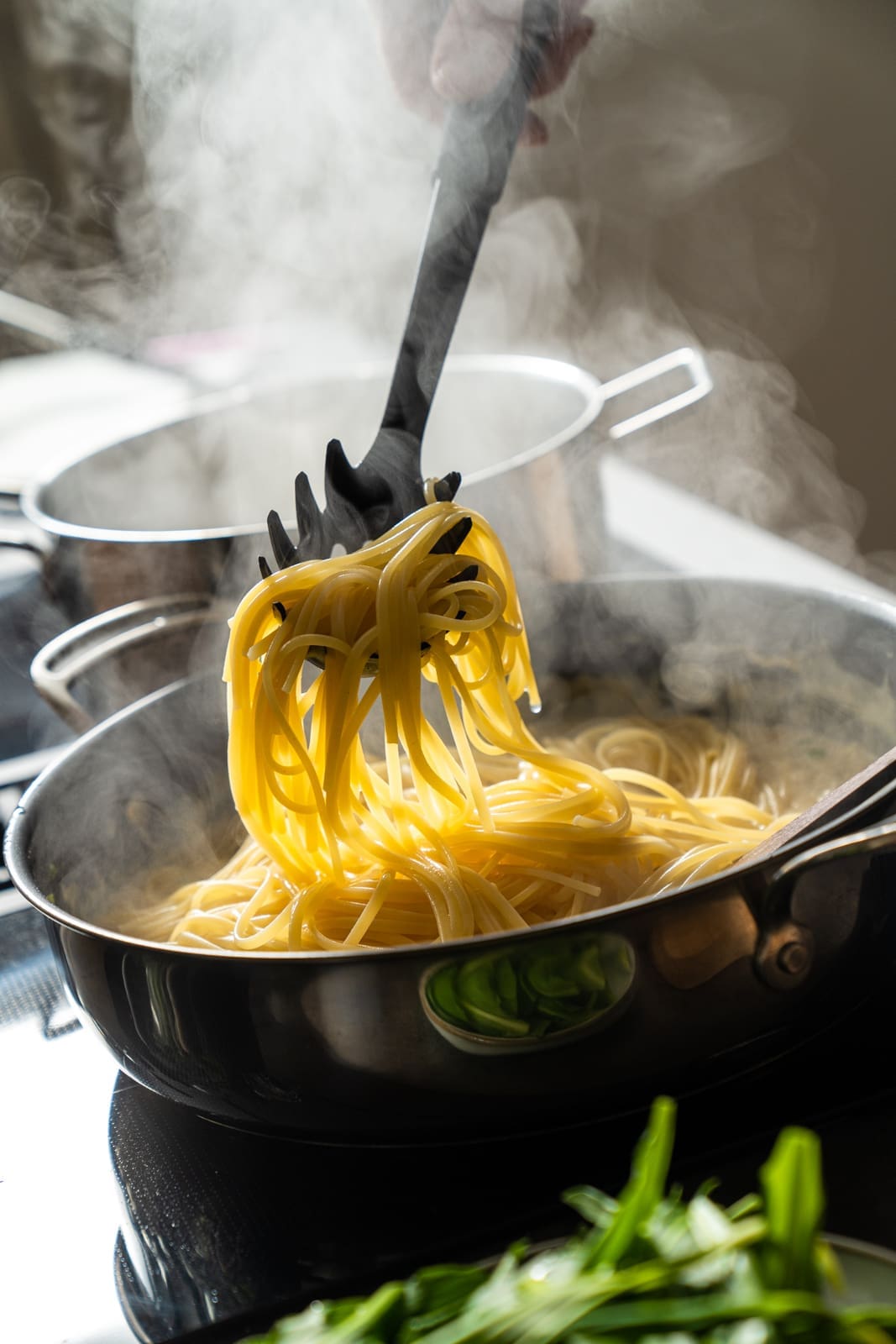 Rezept für Frühlingspasta mit Bärlauch und Limburger. Kölscher Bärlauch trifft auf Allgäuer Limburger Original. In 20 Minuten Fix auf dem Tisch.
