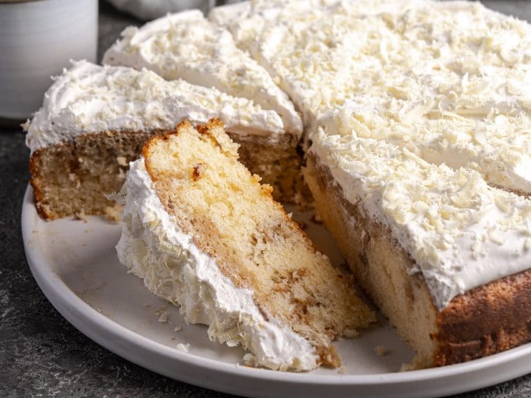Rezept für einen einfachen Rührkuchen, der mit Kaffee und gezuckerter Kondensmilch getränkt wird. Also Kaffeekuchen mit luftiger Creme darauf.