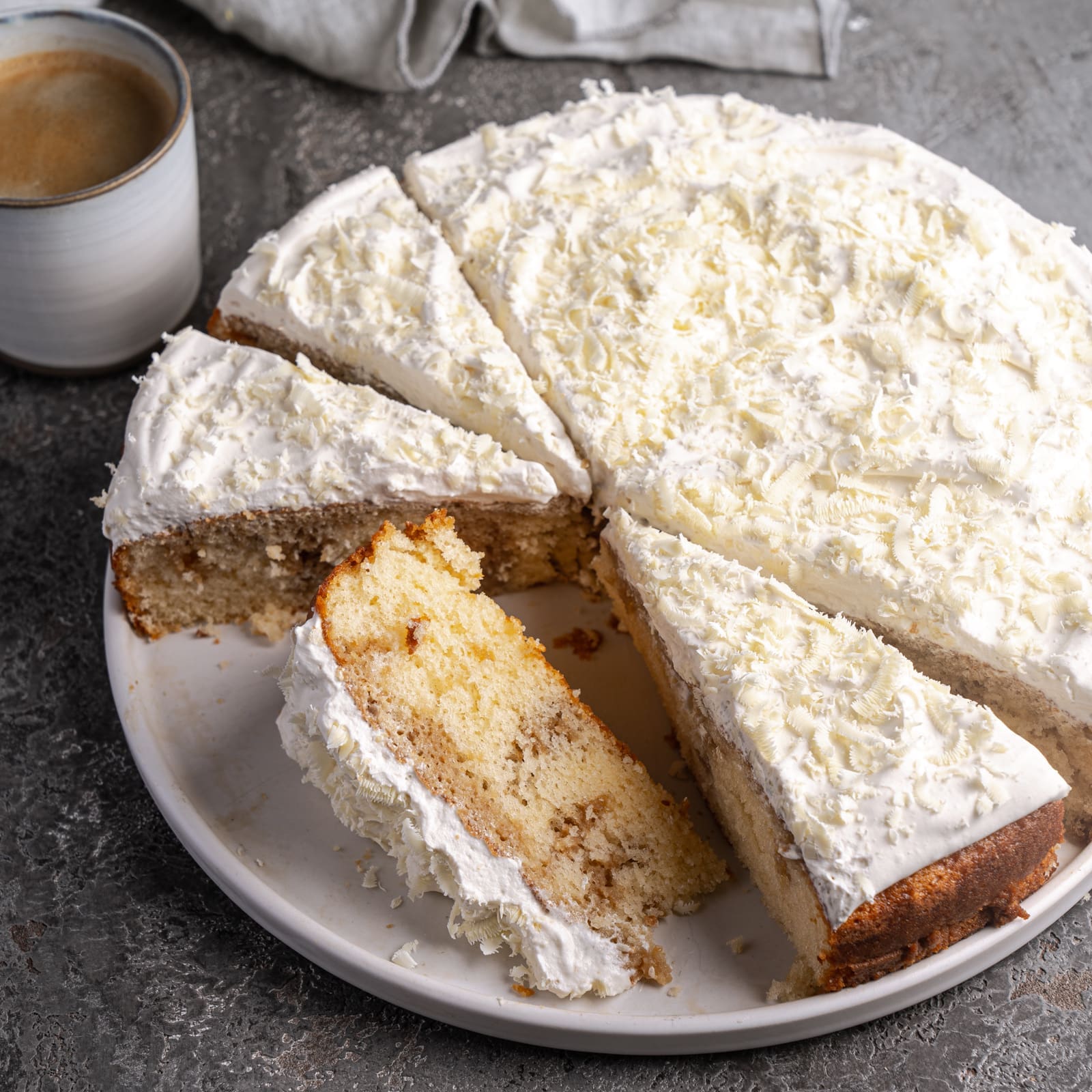 Saftig getränkter Kaffeekuchen | Perfekt für die Kuchentafel 2 Rezept für einen einfachen Rührkuchen, der mit Kaffee und gezuckerter Kondensmilch getränkt wird. Also Kaffeekuchen mit luftiger Creme darauf.
