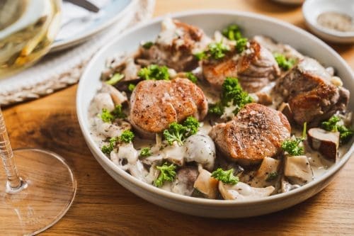 Schweinemedaillons ZWIESEL 19 | Bei uns gibt es wieder  ein richtiges Sonntagsessen ... zumindest ist es eins meiner liebsten Gerichte, das in meiner Kindheit nur am Sonntag oder Feiertagen auf den Tisch kam. Schweinemedaillons in Champignonrahmsauce ist ein Comfort Food in allen Aspekten. Es bringt Erinnerungen hervor und hat dieses tolle herzhaft wohlige Aroma. Richtig zubereitet ist es ein echtes Festmahl. Mit unserem Schritt für Schritt-Rezept kann da nichts schiefgehen und  es ist perfekt, um mit euch 150 Jahre Zwiesel Glas zu feiern. Also ab in die Küche. Ihr werdet begeistert sein von diesen saftig-zarten Schweinemedaillons.