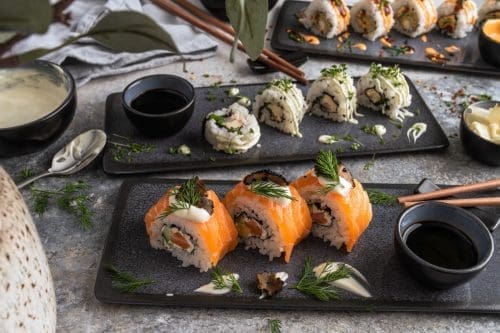 Rezept für unsere Top 3 Sushi-Rollen mit Frischkäse. Gefüllt mit Lachs & Gurke, Hering & Apfel und Omelette und Ruccola. Unsere Qual der Wahl.