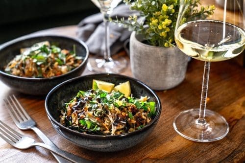 Frische Asia-Bowl | Reisnudeln mit Zitronengras & Chili 2 ZWIESEL Asia Bowl 11 | Diese Woche hat es wohl spätestens jeder gemerkt - der Frühling steht vor der Tür. Das feiern wir heute mit einigen lieben Bloggerfreund:innen mit unserem großen #FrühlingsBoom. Bei uns wird es ab sofort wieder viel frisches Gemüse auf den Tisch geben, so langsam bekommen wieder jede Menge Leckereien Saison. Wir mögen es bei Sonnenschein super gerne etwas leichter und da kommt die asiatische Küche genau richtig mit ihren tollen Aromen und viel Gemüse & Co. So haben wir es uns mit unserer Asia Bowl, bestehend aus Reisnudeln mit Zitronengras & Chili gemütlich gemacht und das solltet ihr auch.