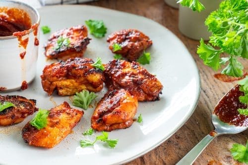Bourbon-Cranberry BBQ Sauce | Perfekte Hähnchen Marinade 2 Rezept für Bourbon-Cranberry BBQ Sauce. Die perfekte Marinade für saftige Chicken Bites. Die Sauce lässt sich super im Kühlschrank lagern.