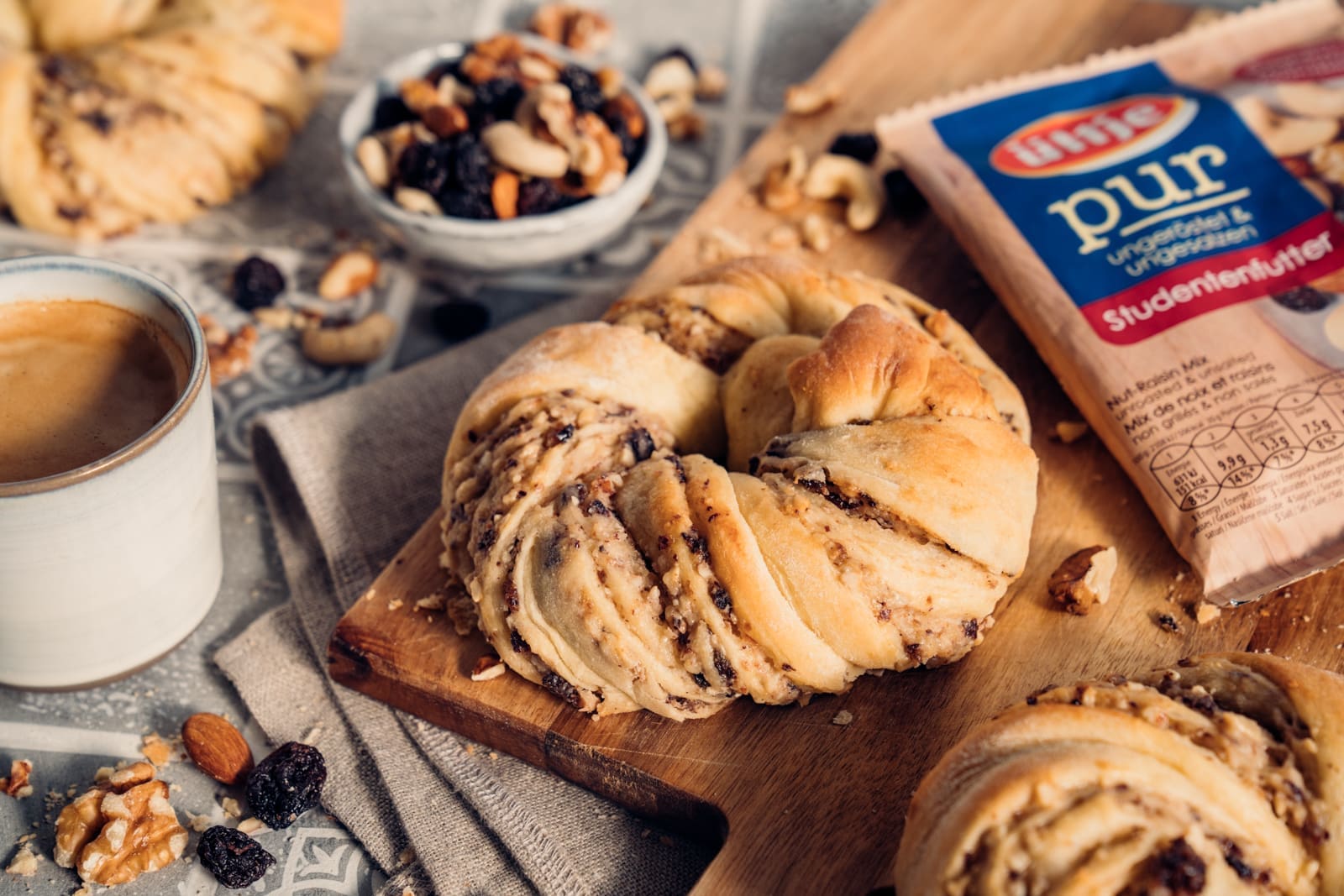 Nuss Kringel Studentenfutter 07 | Zum Frühstück darf es bei uns, aber vor allem bei Sascha gerne mal süß zugehen. Und vor allem, wenn wir an Feiertagen mit unseren Familien gemeinsam am Frühstückstisch sitzen und uns so richtig viel Zeit fürs Frühstück nehmen. Nach den ganzen herzhaften Leckereien kommt dann immer noch etwas Süßes vom Bäcker oder auch selbst gebackenes auf den Tisch. Für die anstehenden Ostertage haben wir uns gemeinsam mit unserem Partner ültje eine richtig schöne Schlemmerei ausgedacht. Nusskringel mit einer Füllung aus Studentenfutter ... einfach gut!