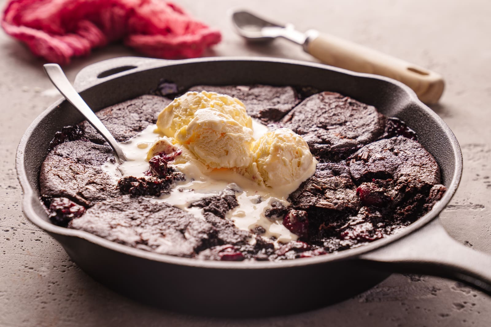 Rezept für Schwarzwälder Kirsch Cookie-Auflauf. Super schnell und nicht aufwendig gebackenes Dessert oder süßer Auflauf für die Kaffeetafel.