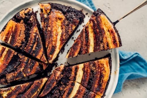 Rezept für einen Upside-Down Pancake mit Banane. Perfekt für den süßen und heißen Abschluss des Frühstücks oder kalt zum Nachmittagskaffee.