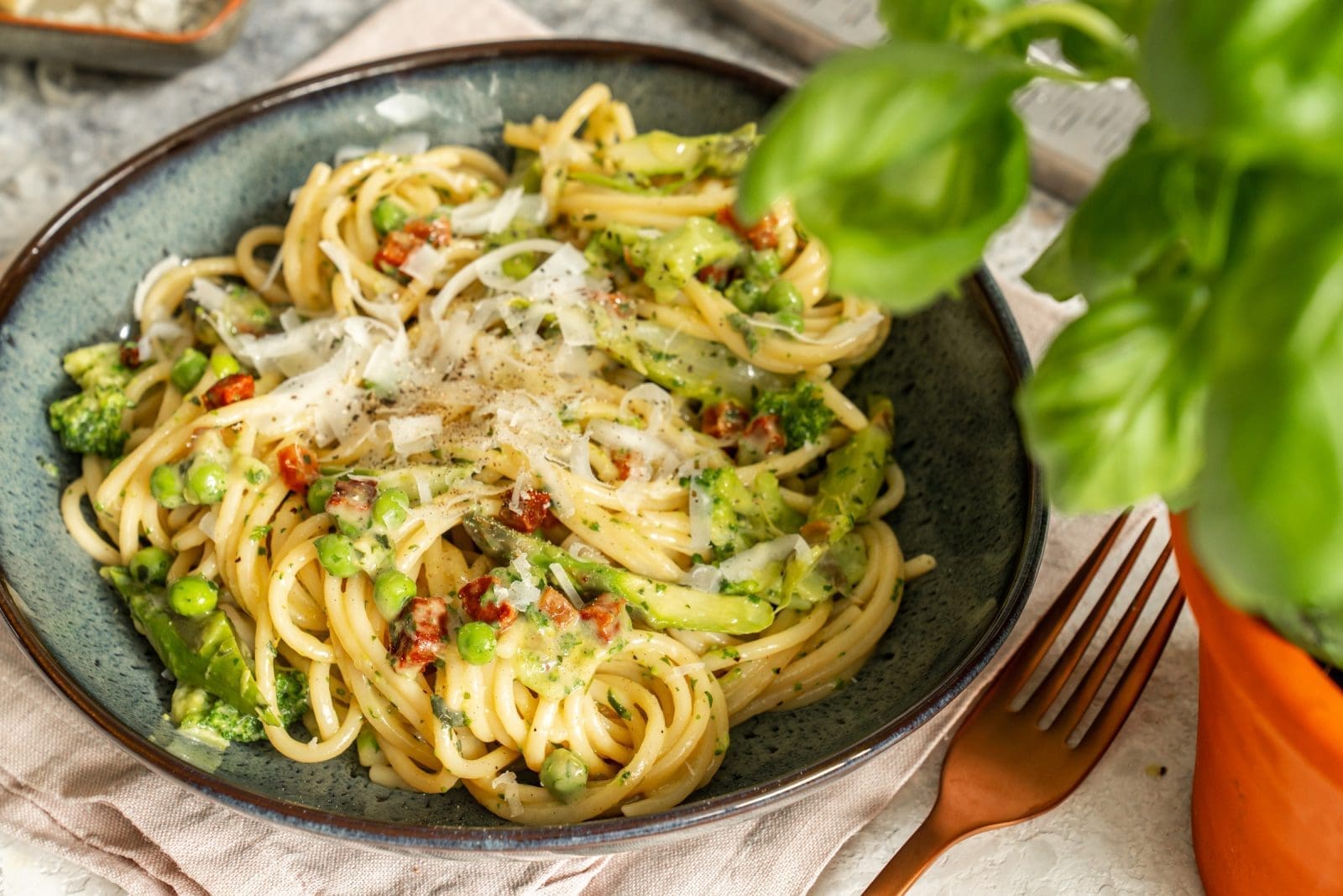 green Carbonara 11 | Cremige Carbonara mit Spargel, Brokkoli, Erbsen und knusprigem Guanciale. Diese schnelle Frühlingspasta steht in 30 Minuten auf dem Tisch.