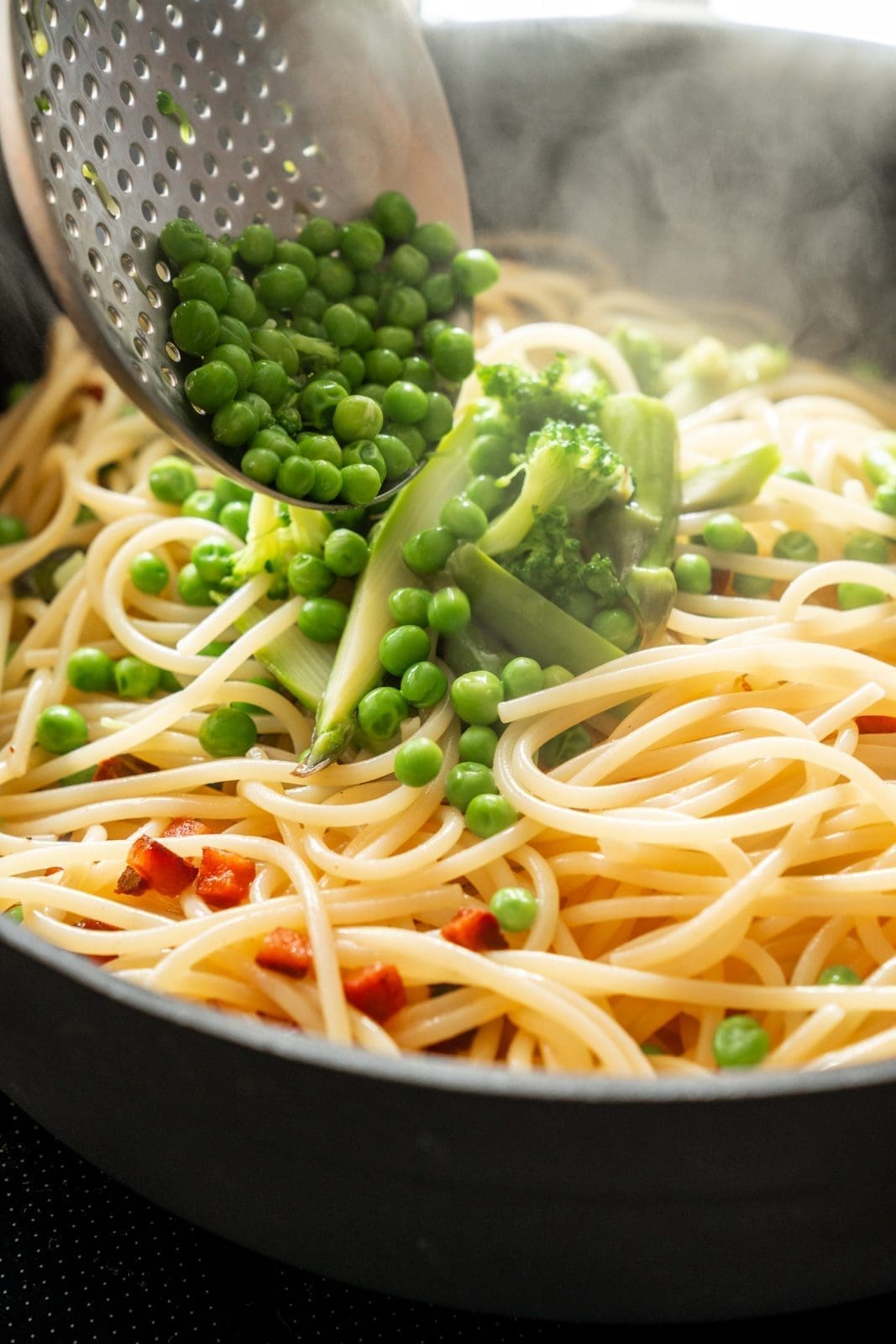 green Carbonara 5 | Cremige Carbonara mit Spargel, Brokkoli, Erbsen und knusprigem Guanciale. Diese schnelle Frühlingspasta steht in 30 Minuten auf dem Tisch.