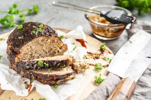 BBQ-Hackbraten | Fix aus der Heißluftfritteuse 2 Hackbraten TEFAL 8 | Erst vor ein paar Tagen haben wir Euch unseren Magazinbeitrag zu Heißluftfritteusen veröffentlicht. Wenn Ihr den noch nicht gesehen habt, dann solltet Ihr das auf jeden Fall tun, wenn Euch das Thema interessiert. Darin geht es um drei verschiedene Modelle der TEFAL EasyFry, die wir alle testen durften und natürlich haben wir unseren Favoriten für uns gefunden. Um die Geräte auch ausprobieren zu können, mussten wir so einige Gerichte darin zubereiten. Eines davon ist unser BBQ-Hackbraten. Wir hatten eigentlich gar nicht vor, daraus einen Rezeptpost zu machen, aber so viele von Euch wollten unbedingt wissen, wie wir ihn gemacht haben. Daher haben das Rezept jetzt für Euch auf den Blog gebracht.