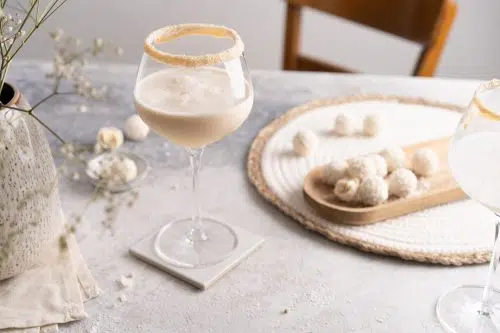 Mandel Colada 6 | Wir haben Lust auf den ersten Sommercocktail! Ihr doch auch, oder?! Bei schönstem Wetter mit einem kalten Getränk zu entspannen, ist doch immer eine gute Idee und diese Mandel Colada kommt sogar noch alkoholfrei ins Glas. Denn der alkoholfreie Genuss ist ohne Zweifel ein Trend und daher haben wir uns mal wieder mit unserem Partner Zwiesel Glas zusammen getan. Mit allen Sinnen genießen - da darf es dann auch gerne mal ein Glas mehr sein.. Aber wir genießen unsere Colada nicht in irgendeinem Glas, denn neben unserem neuen Rezept stellen wir Euch auch eine wunderhübsche Neuheit von Zwiesel Glas vor.