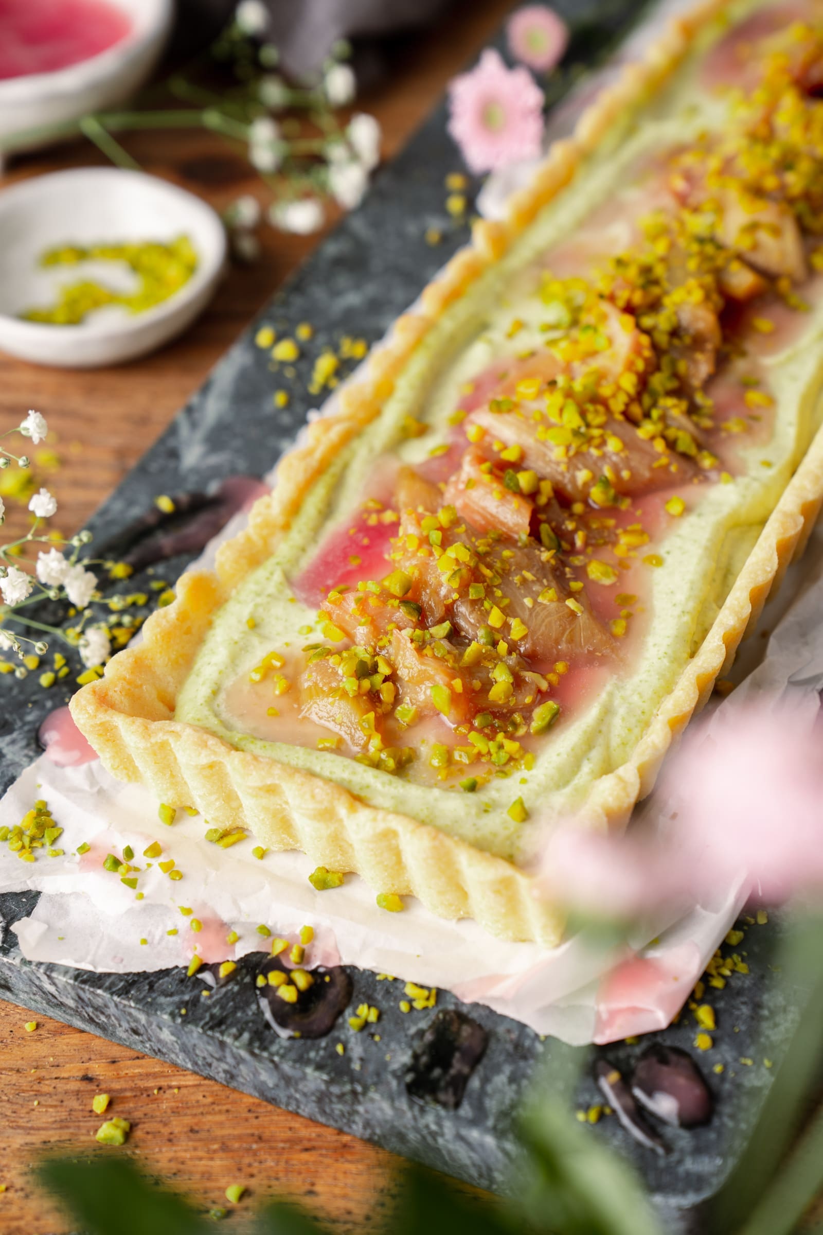 Pistazien-Tarte mit Rhabarber | Unser Frühlingskuchen mit Vermouth