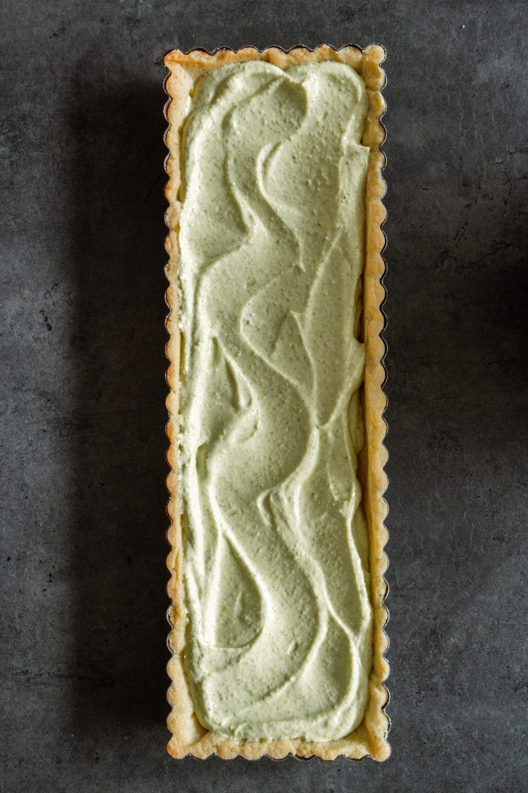 Mit Pistaziencreme gefüllte gebackene Torte