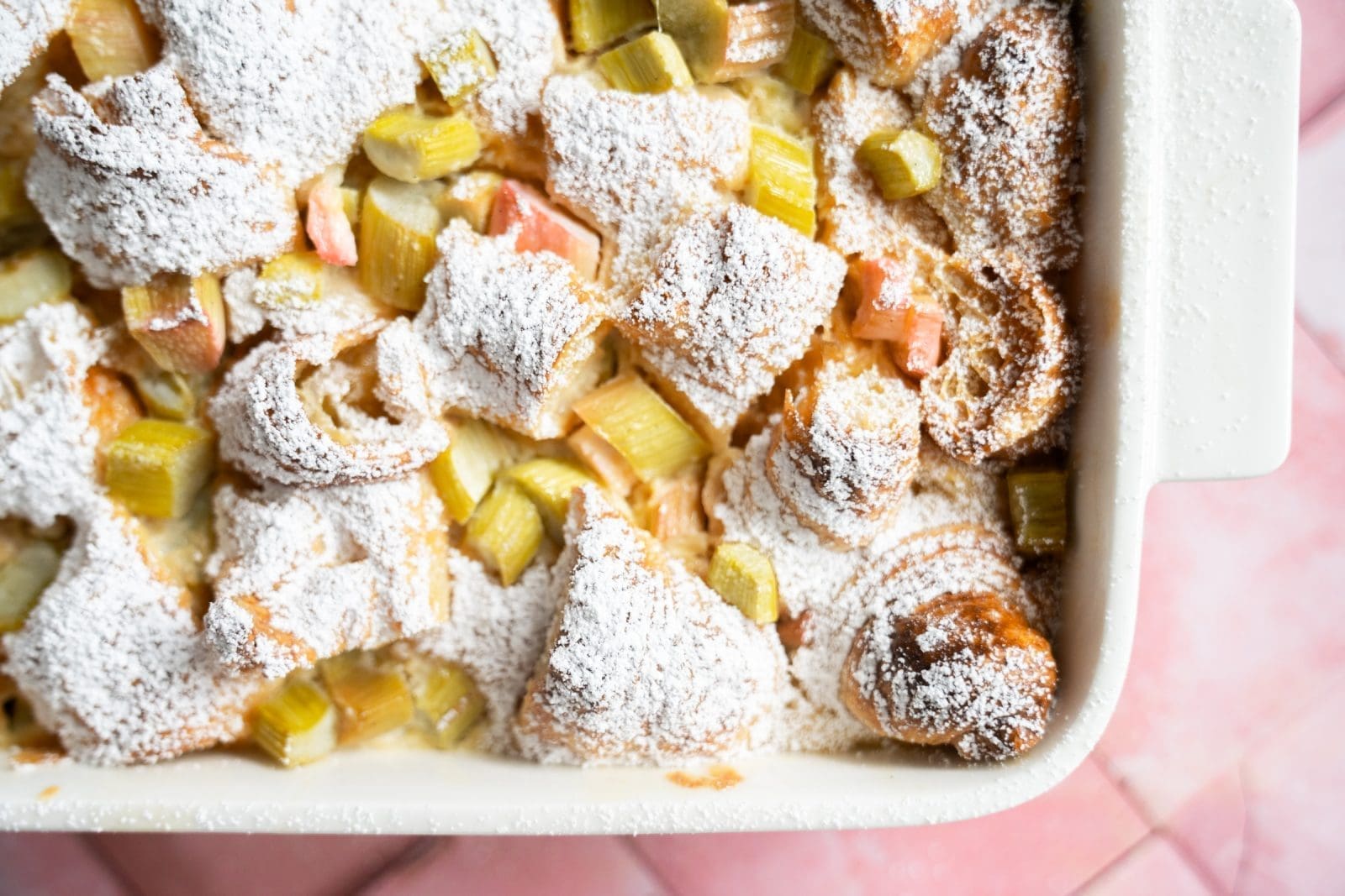 Cremiger Rhabarber Auflauf mit Croissants | einfach, fertig in 60 Minuten 3 Rezept für Rhabarber-Croissant-Auflauf. Armer Ritter mal ganz anders. Und in der Rhabarbersaison perfekt für den RhabarberBoom.