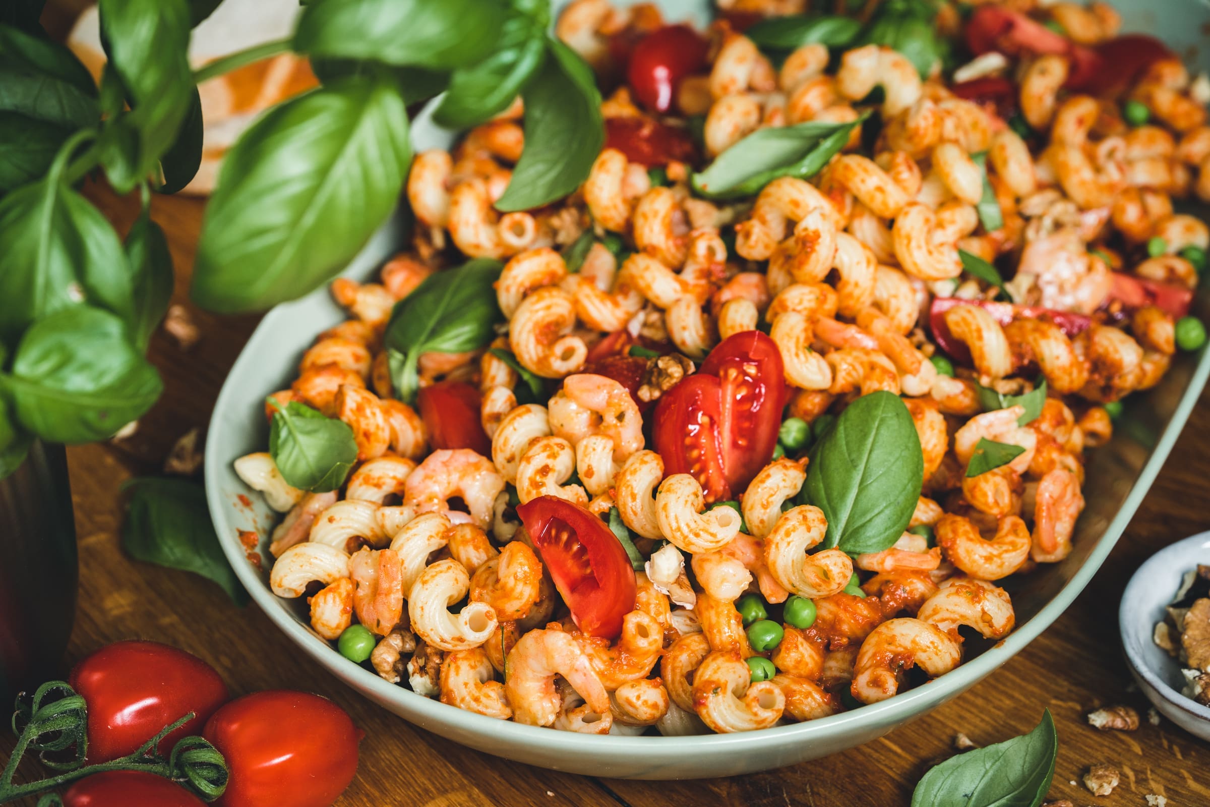 Nudelsalat Kerrygold 18 | Seid ihr auch schon mitten in der Grillsaison angekommen? Wir beide schaffen es in der Regel aktuell, jede Woche mindestens ein- bis zweimal etwas auf den Grill zu legen und drinnen oder draußen auf der Terrasse, gemütlich zusammen zu sitzen und es uns gut gehen zu lassen. Was sind da Eure Beilagen, die ihr zu Eurer Wurst, dem Fleisch oder den vegetarischen Leckereien vorbereitet? Bei uns oftmals - ok, nicht jedes Mal - der leckere Nudelsalat von Saschas Mama Moni. Aber auch wenn der Tradition ist, lassen wir uns immer wieder einmal etwas Neues einfallen. So wie für unseren Nudelsalat mit Garnelen, die wir mit der neuen Pastabutter von Kerrygold gemacht haben.