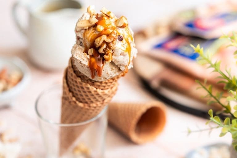 Rezept für Nusseis. Ganz einfach von Hand zubereitet. Ihr benötigt keine Maschine dafür. Ihr könnt es sogar vegan herstellen. Unser Tip im Rezept.