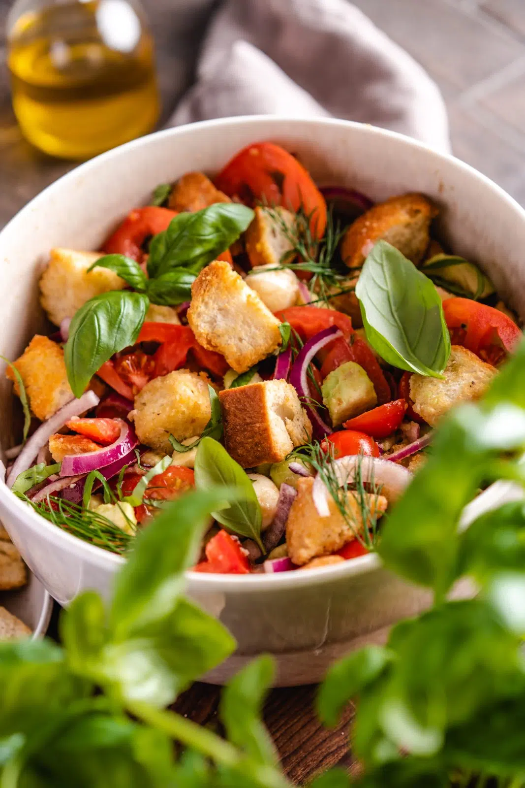 Panzanella Brotsalat mit Tomaten mit knusprigem Brot aus der Heißluftfritteuse