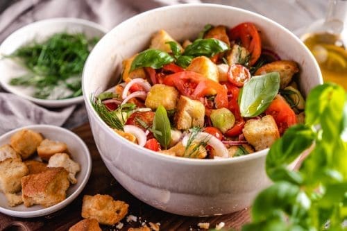 Brotsalat Tefal 16 | Wie Ihr wisst, sind wir immer auf der Suche nach neuen Ideen für Beilagen, die wir für unsere Grillsessions zubereiten können. Fleisch oder Grillkäse alleine ist ja auch keine Lösung. Ok .. manchmal kann das auch ausreichen. Aber ein leckerer Salat, ob etwas frisches oder auch ein Nudel- oder Kartoffelsalat ist bei uns dann doch meist mit dabei. Damit es nicht immer das Gleiche ist, ist uns vor einigen Wochen der Gedanke gekommen, dass wir mal einen Brotsalat ausprobieren könnten. Haben wir noch nie gemacht, nur ein- bis &nbsp;zwei mal gegessen, sieht aber einfach mega aus. Und ohne gewusst zu haben, wie der überhaupt zubereitet wird, dachten wir, dass das ein perfektes Rezept für uns und unsere Easy Fry von Tefal sein könnte.