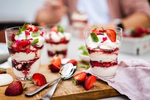 Dänisches Erdbeerdessert | mit Zitronenmelisse-Baiser 4 Rezept für Dänisches Erdbeedessert mit Zitronenmelisse-Baiser. Easy zubereitet und schmeckt auch perfekt mit anderen saisonalen Früchten.
