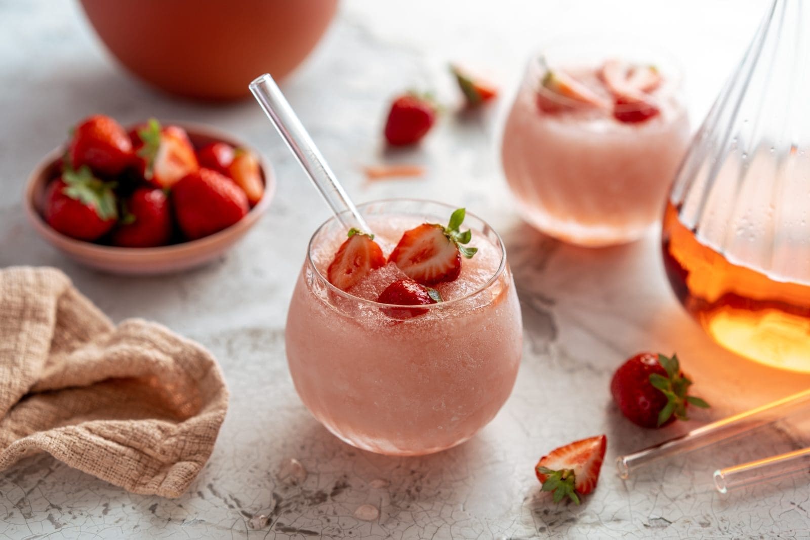 Frose ZWIESEL 7 | Während der letzten Tage suchen wir ständig nach einem schattigen Plätzchen oder nach einem kühlen Lüftchen, damit wir zwischendurch durchatmen können.. Bei den sommerlichen Temperaturen geht es Euch vermutlich auch so. Wir schaffen es sogar, literweise Wasser zu trinken, um gut durch den Tag zu kommen. Zum sonnigen Feierabend auf der Terrasse allerdings, gönnen wir uns gerne ein kühles Glas Weiß- oder Roséwein. Und um mit lieben Freunden anzustoßen,  haben wir uns zusammen mit unserem tollen Partner Zwiesel Glas eine leckere Frosé Variante überlegt, die wir Euch gleich vorstellen.