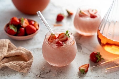 Frosé mit Fruchtsirup | Unser Drink für die heißen Tage 3 Frose ZWIESEL 7 | Während der letzten Tage suchen wir ständig nach einem schattigen Plätzchen oder nach einem kühlen Lüftchen, damit wir zwischendurch durchatmen können.. Bei den sommerlichen Temperaturen geht es Euch vermutlich auch so. Wir schaffen es sogar, literweise Wasser zu trinken, um gut durch den Tag zu kommen. Zum sonnigen Feierabend auf der Terrasse allerdings, gönnen wir uns gerne ein kühles Glas Weiß- oder Roséwein. Und um mit lieben Freunden anzustoßen, haben wir uns zusammen mit unserem tollen Partner Zwiesel Glas eine leckere Frosé Variante überlegt, die wir Euch gleich vorstellen.