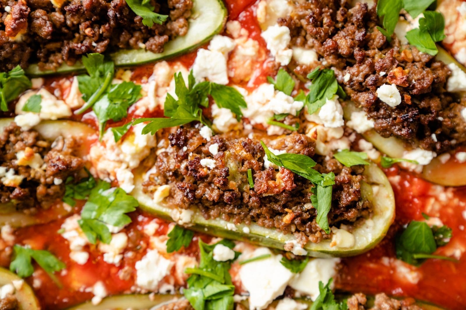 Saftige Gefüllte Gurken mit Hack und Feta 2 Rezept für gefüllte Gurke, mit Hack und Feta. Zur Gurkensaison haben wir die noch kleinen Gurken aus Muddis Garten dafür verwendet. Yummy!