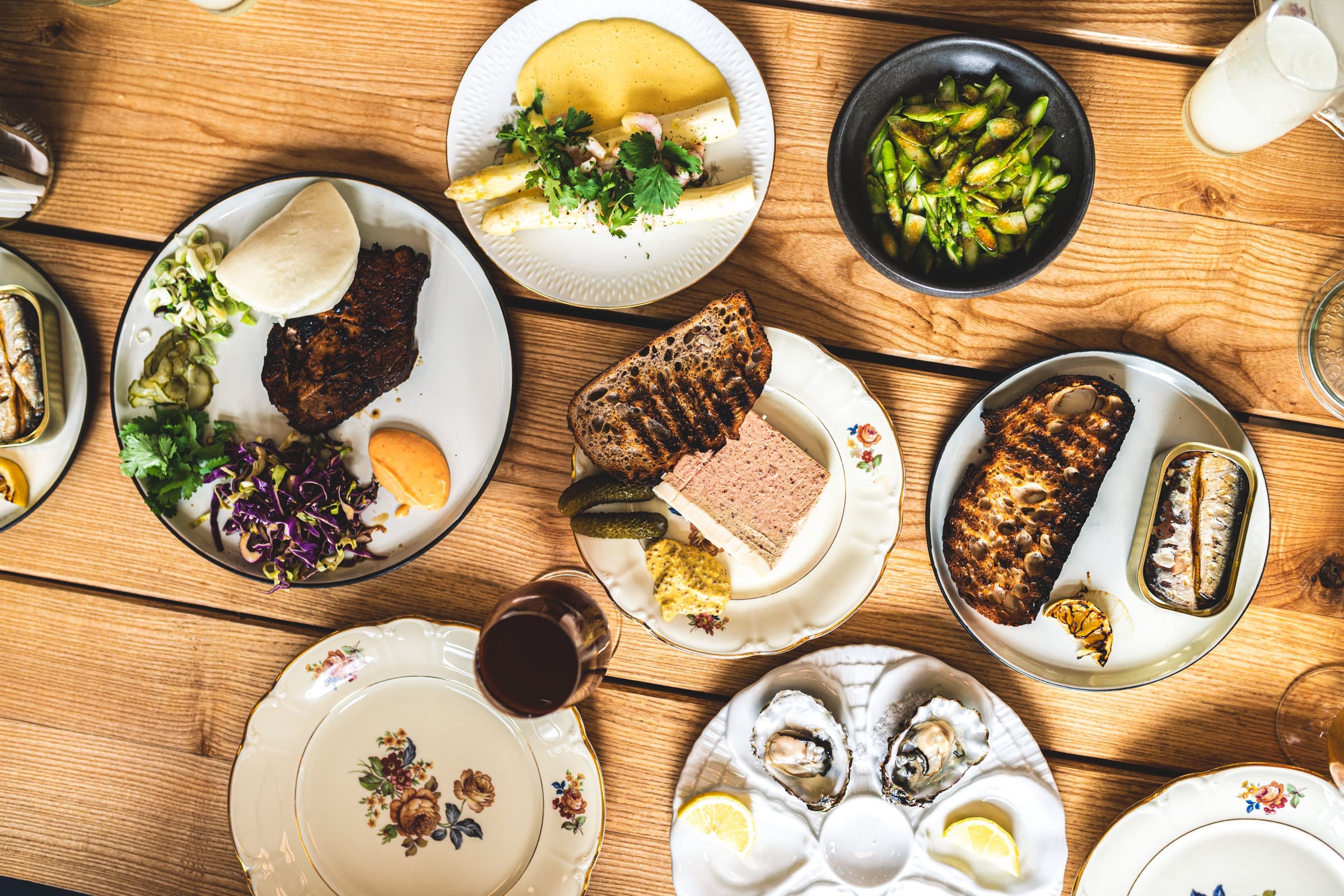 Genießen auf Lolland und Falster | Food- und Travelguide Dänemark 1 Lolland tag4 44 | Endlich ging es für uns ein weiteres Mal mit Visit Denmark nach Dänemark! Wir lieben es immer wieder, neue Ecken unserer Nachbarn im Norden zu entdecken und nun auch zum ersten Mal die dänische Ostsee. Um genau zu sein, hat es uns nach Lolland & Falster verschlagen und unser Besuch stand voll und ganz im Zeichen von Genuss. Also haben wir einige fantastische regionale Produzenten und Hofläden kennenlernen dürfen und natürlich wieder ausgezeichnete Restaurants für euch getestet. Gewohnt haben wir im unfassbar genialen Vipp Farmhouse und dadurch hatten wir auch gleich die Gelegenheit, leckere Ferienhausküche zuzubereiten. Weil es so viel zu erzählen gibt, haben wir uns überlegt, unsere Eindrücke wieder in Form eines kulinarischen Food- und Travelguides zu zeigen, den ihr euch unbedingt abspeichern solltet.