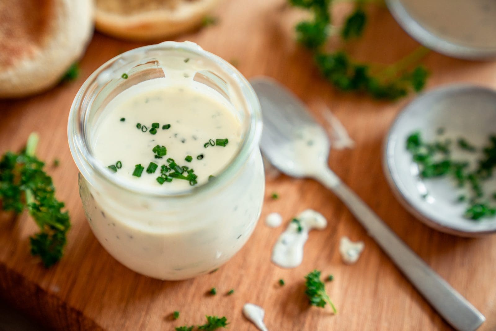 Rezept für unser Ranch-Dressing. Schnell und super leicht zubereitetes Dressing für Salate und als Dipp für Gemüsesticks oder Chicken Wings.