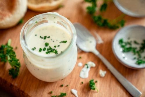 Ranch-Dressing | Schnell gemacht und super lecker 2 Rezept für unser Ranch-Dressing. Schnell und super leicht zubereitetes Dressing für Salate und als Dipp für Gemüsesticks oder Chicken Wings.