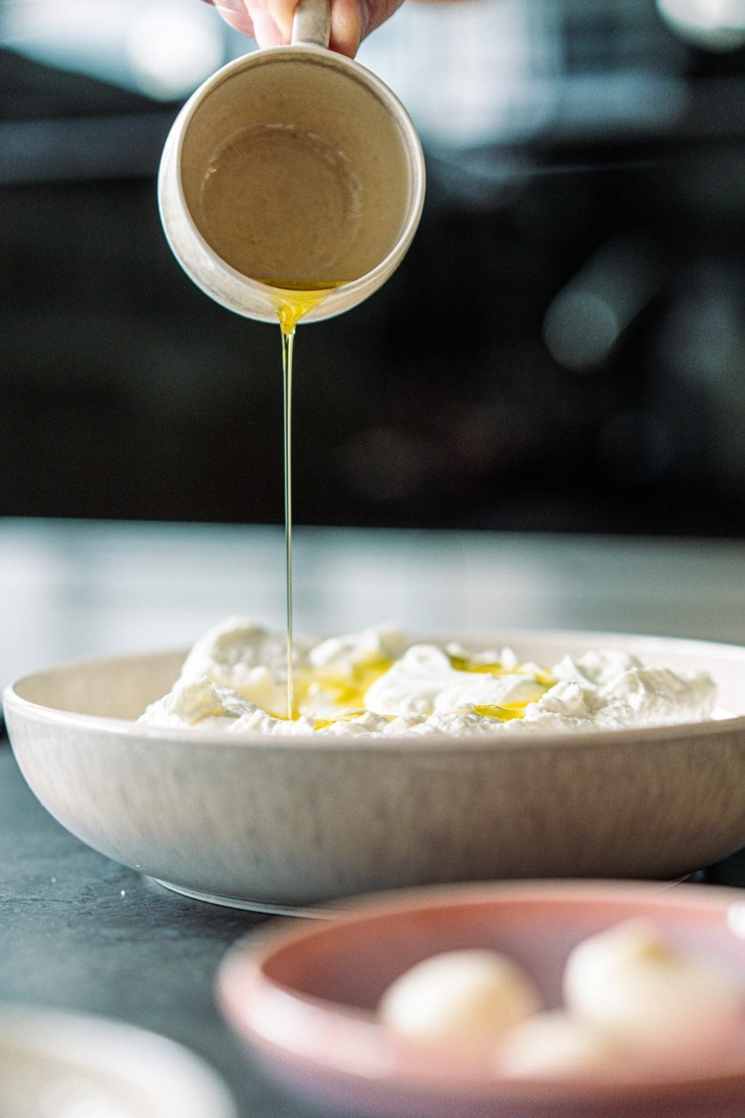 Euer Tzatziki Rezept. cremiger Genuss wie in Griechenland. Und so macht ihr das beste Tzatziki selbst. Mit unserem Tipp für perfekte Konsistenz!