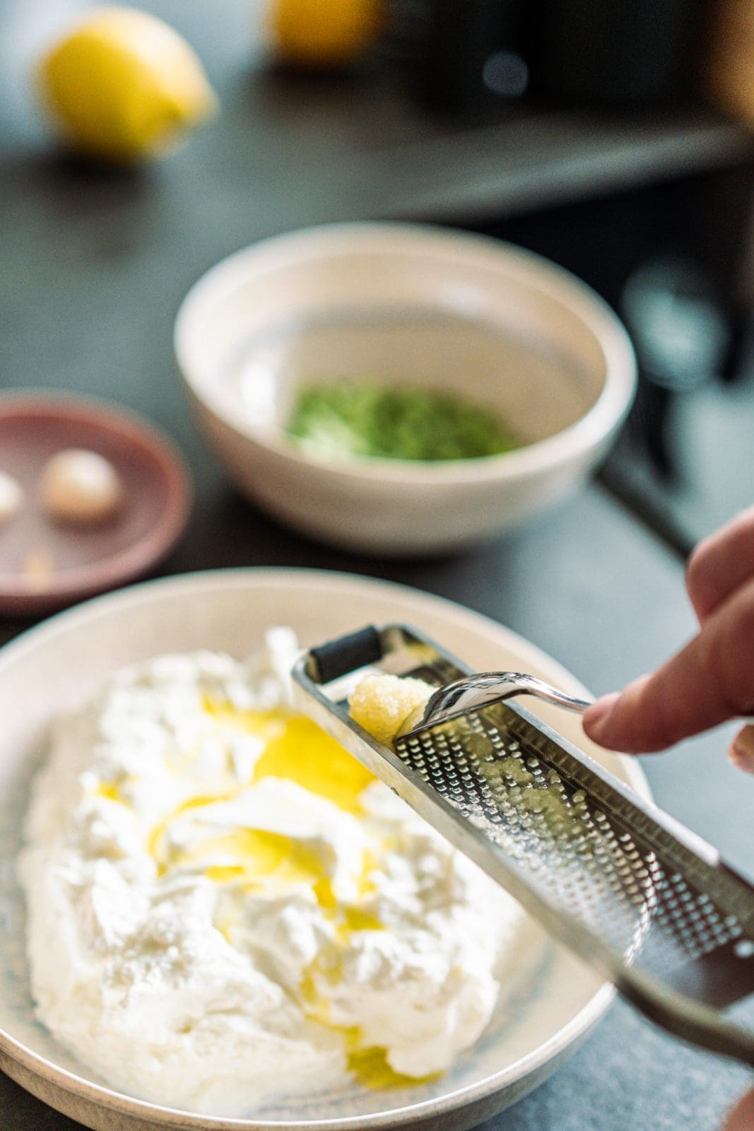 Euer Tzatziki Rezept. cremiger Genuss wie in Griechenland. Und so macht ihr das beste Tzatziki selbst. Mit unserem Tipp für perfekte Konsistenz!