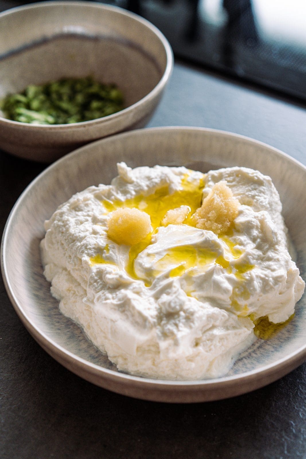 Euer Tzatziki Rezept. cremiger Genuss wie in Griechenland. Und so macht ihr das beste Tzatziki selbst. Mit unserem Tipp für perfekte Konsistenz!