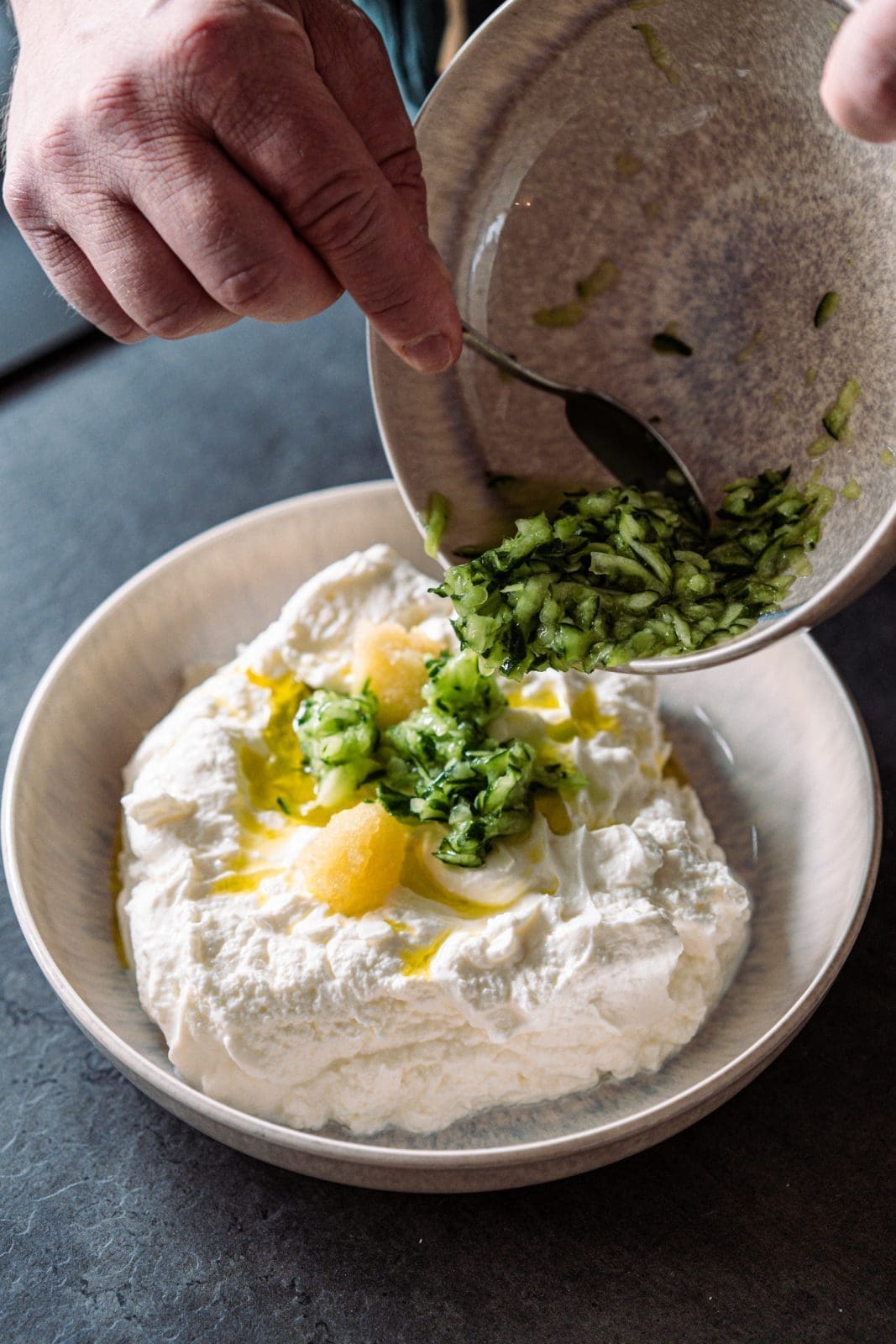 Euer Tzatziki Rezept. cremiger Genuss wie in Griechenland. Und so macht ihr das beste Tzatziki selbst. Mit unserem Tipp für perfekte Konsistenz!