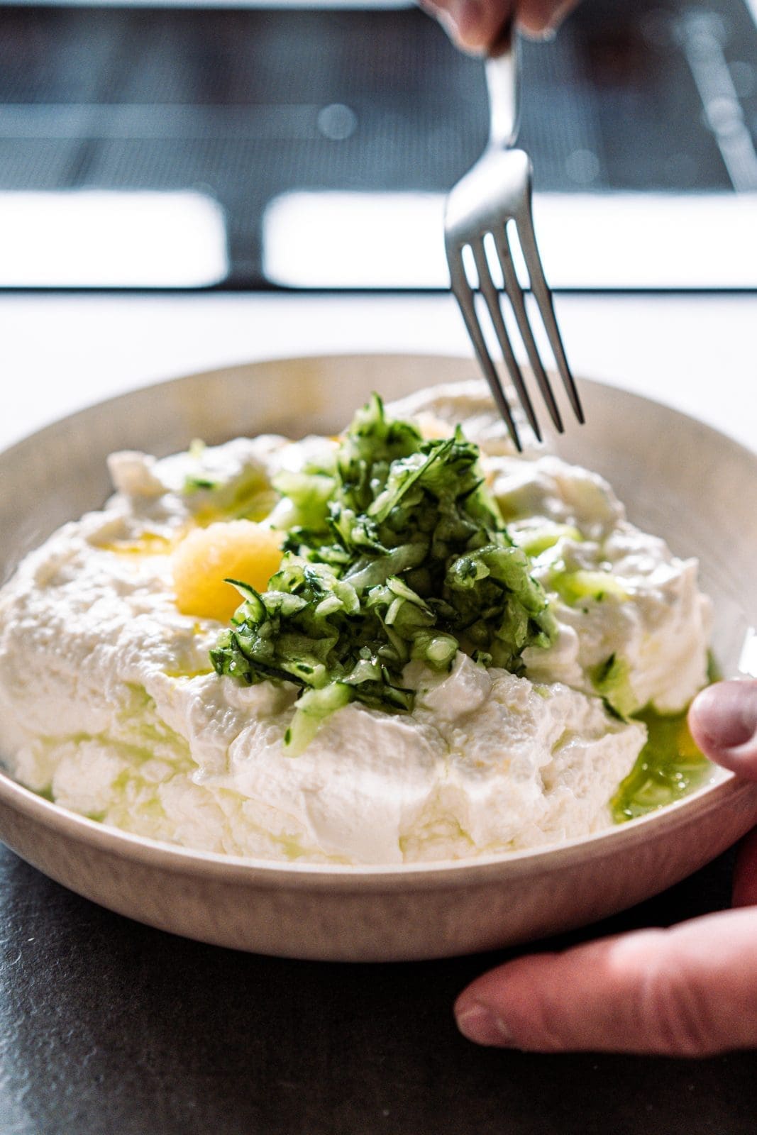 Euer Tzatziki Rezept. cremiger Genuss wie in Griechenland. Und so macht ihr das beste Tzatziki selbst. Mit unserem Tipp für perfekte Konsistenz!