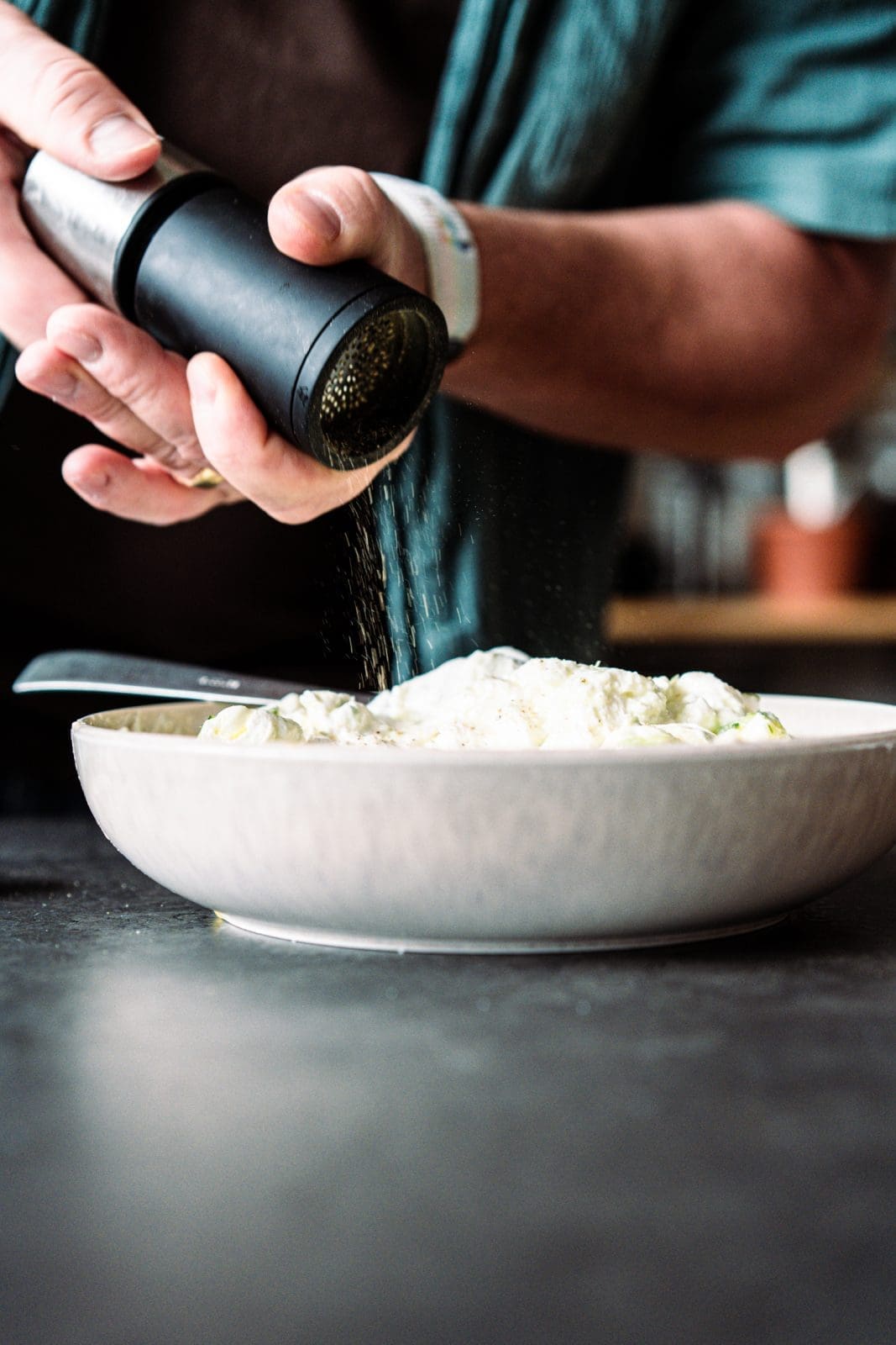 Euer Tzatziki Rezept. cremiger Genuss wie in Griechenland. Und so macht ihr das beste Tzatziki selbst. Mit unserem Tipp für perfekte Konsistenz!