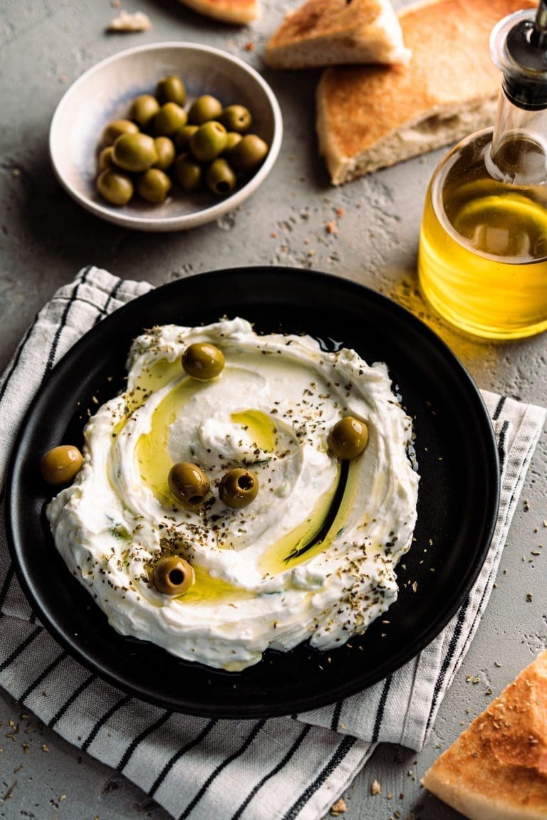 Grillen & Sommerküche: Unsere besten Rezepte für die Grillsaison 24 Euer Tzatziki Rezept. cremiger Genuss wie in Griechenland. Und so macht ihr das beste Tzatziki selbst. Mit unserem Tipp für perfekte Konsistenz!