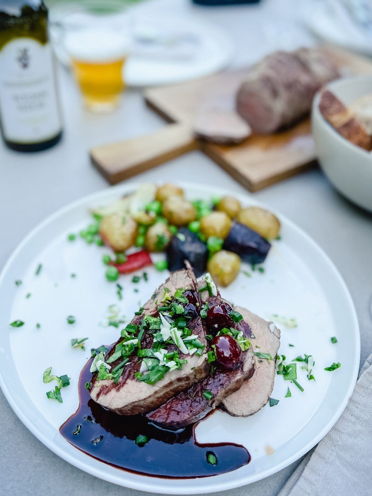 visitdenmark foodie food essen guide tipps lolland falster gernekochen 73 | Dänisches Erdbeerdessert mit Zitronenmelisse-Baiser. Das ist der dritter Beitrag, der unsere dänische Woche abschließt. Klar, dass wir dafür ein Dessert zubereitet haben. Gemeinsam mit Maja von Moeyskitchen und Theres & Benni von Gernekochen haben wir in unserem wundervollen VIPP Farmhaus in Dänemark für den letzten Abend ein tolles 3-Gang-Menü zubereitet. Dafür haben wir einige regionale Hersteller auf Lolland & Falster besuchen dürfen, die uns für unsere Kochaktion im Food.Blog.Friends.-Style tolle Lebensmittel mitgegeben haben.